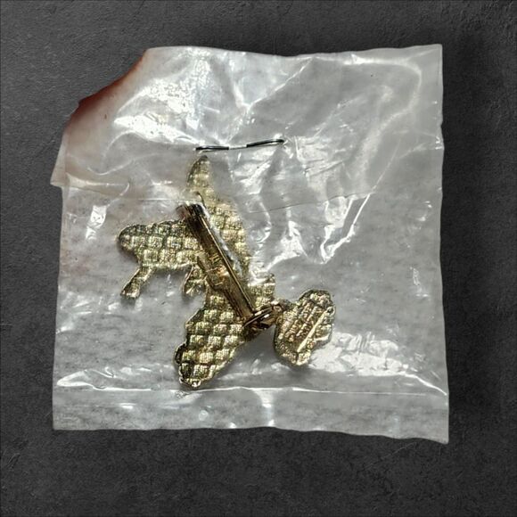 Vintage Walt Disney Productions Donald Duck Roller Skates Pin w/ Bar Clasp NOS - Picture 3 of 6